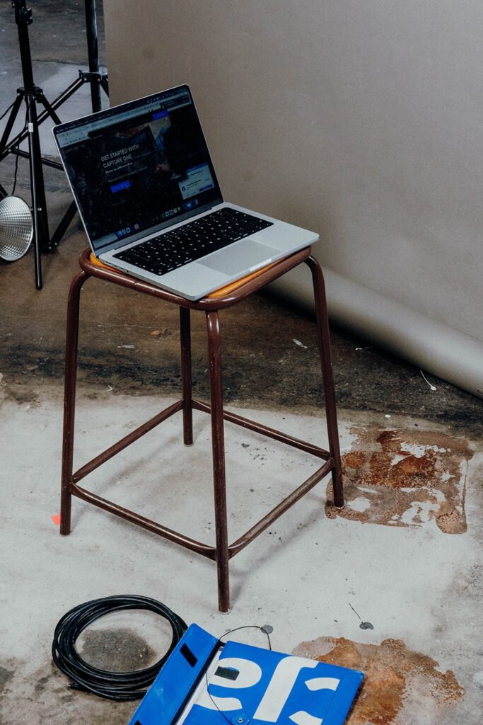 MacBook auf einem Stuhl