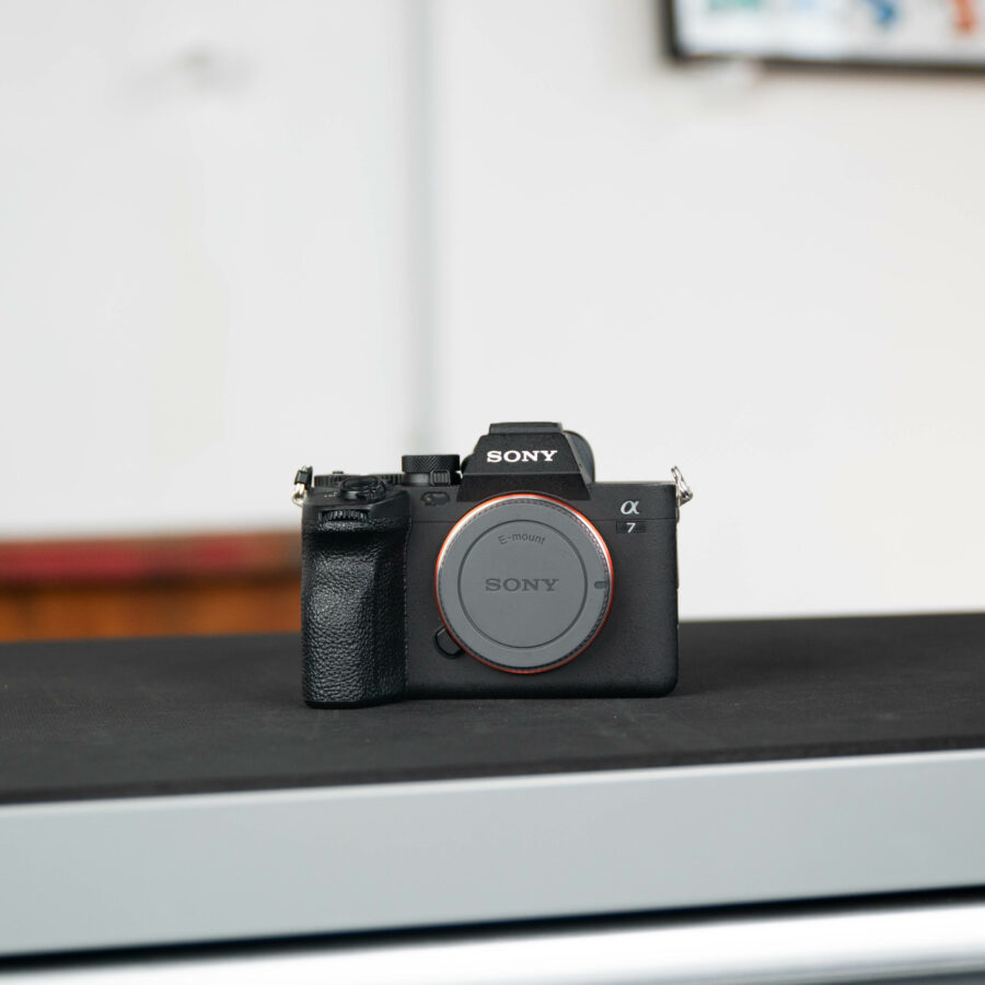 Sony A7 IV Kameragehäuse von vorne
