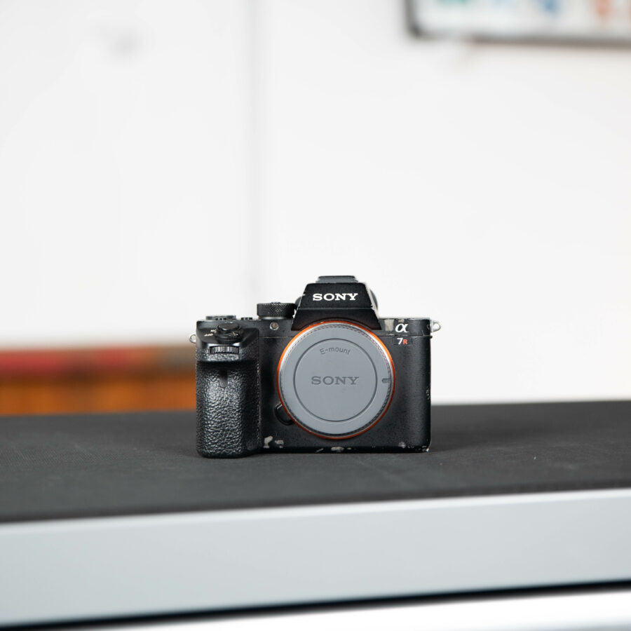 Sony A7R II Kameragehäuse von vorne