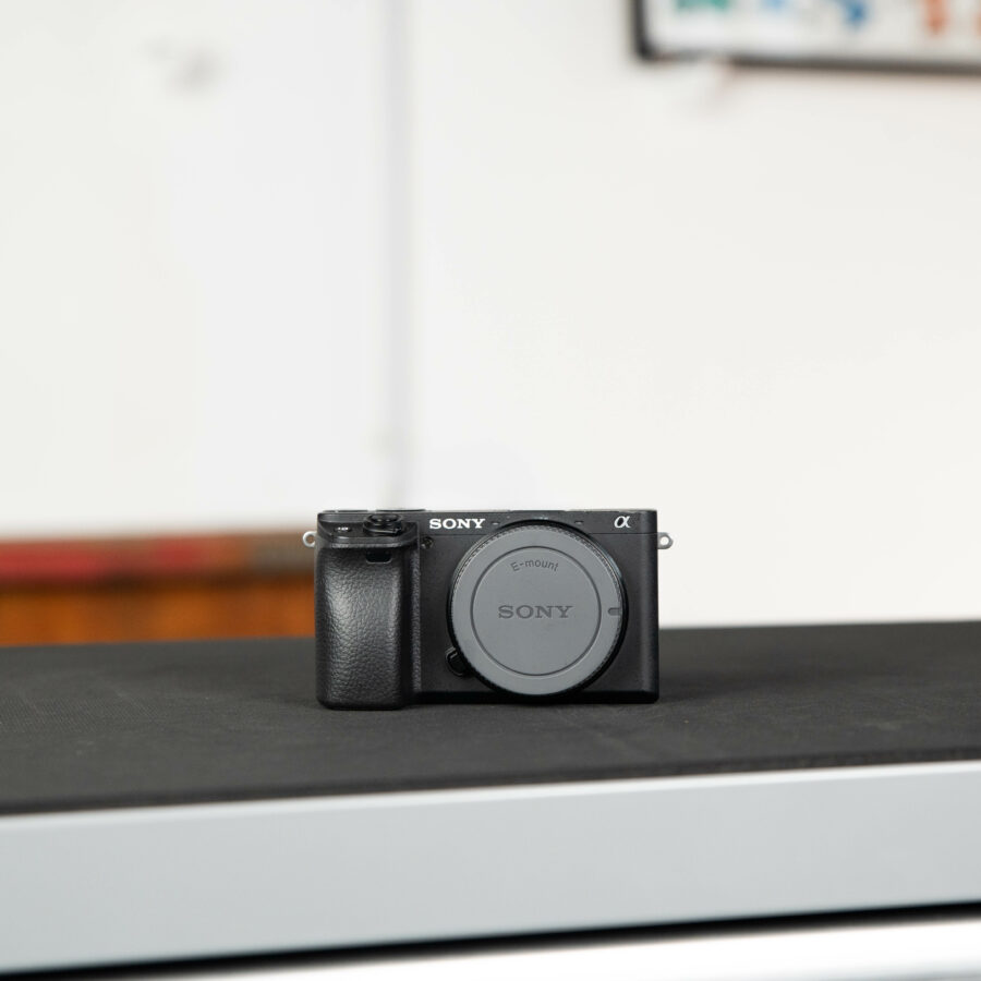 Sony Alpha 6400 Kameragehäuse von vorne