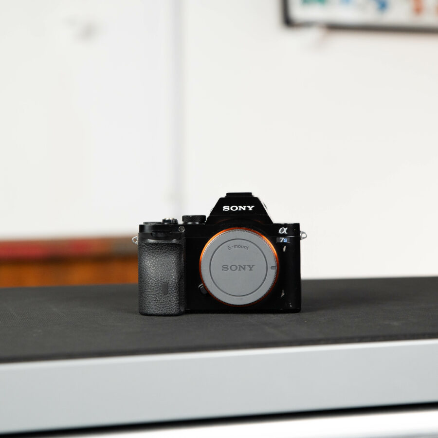Sony Alpha 7S Kameragehäuse von vorne