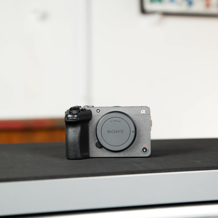 Sony FX30 Kameragehäuse von vorne