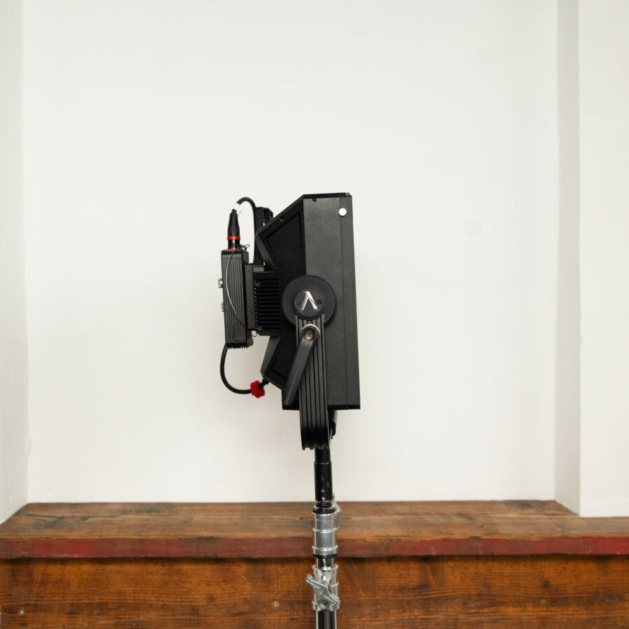 Aputure Nova P300c von rechts ohne Softbox