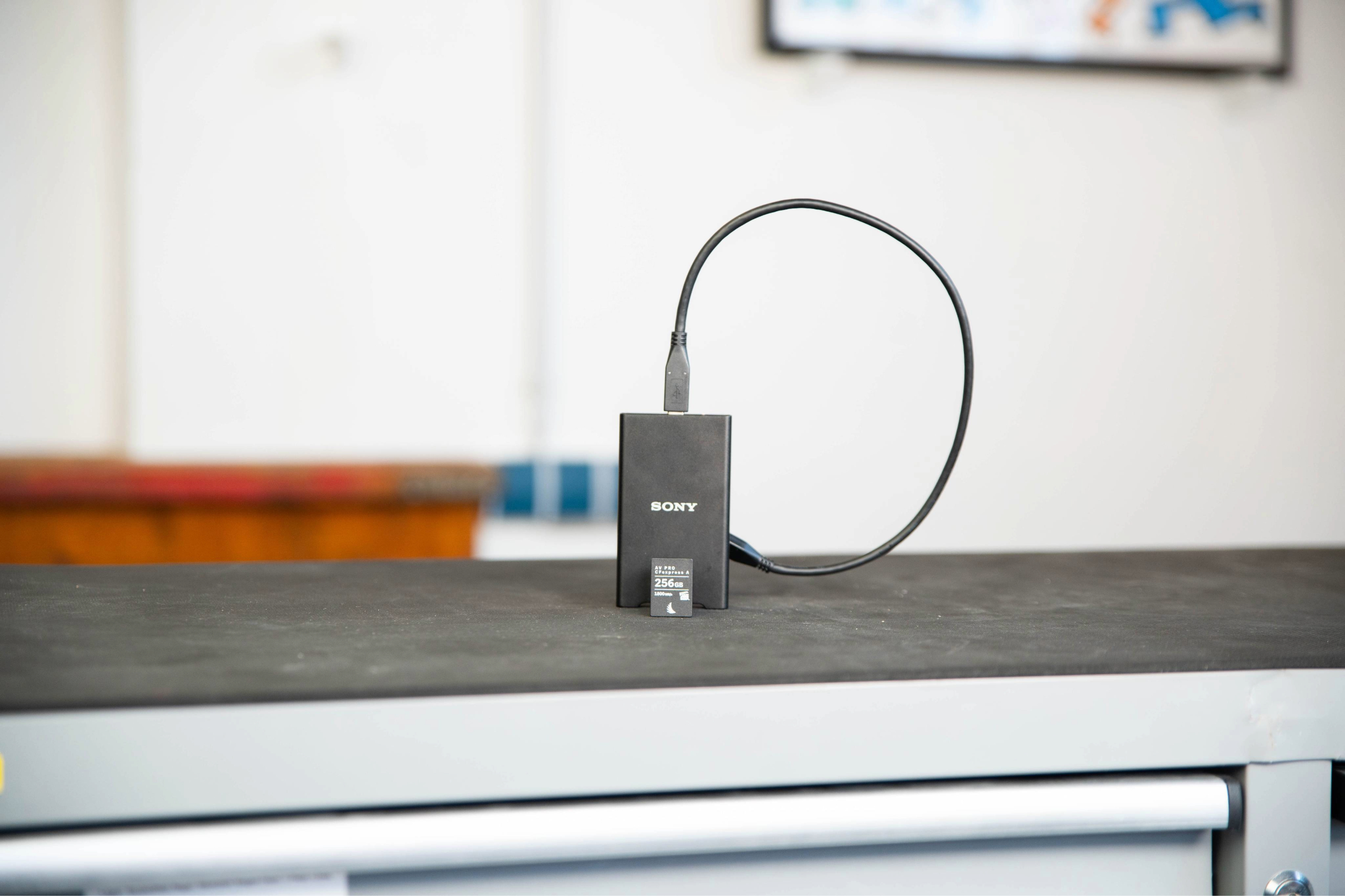 angelbird_AV_PRO_CFexpress_256GB_mit_sony_cfexpress_type_a_sd_card_reader